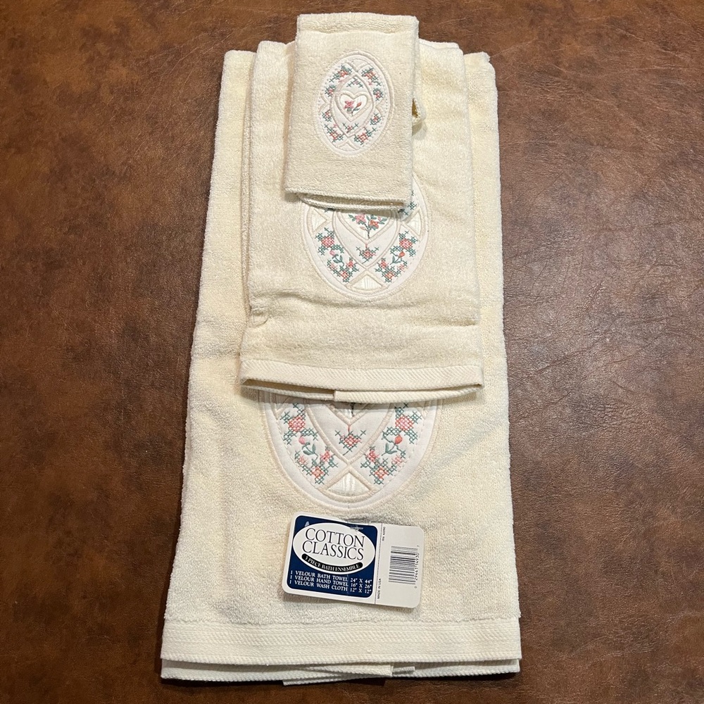 Vintage Towel Set.  New with Tags
